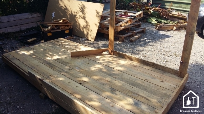  Realice una cabaña de paletas de madera-el piso 