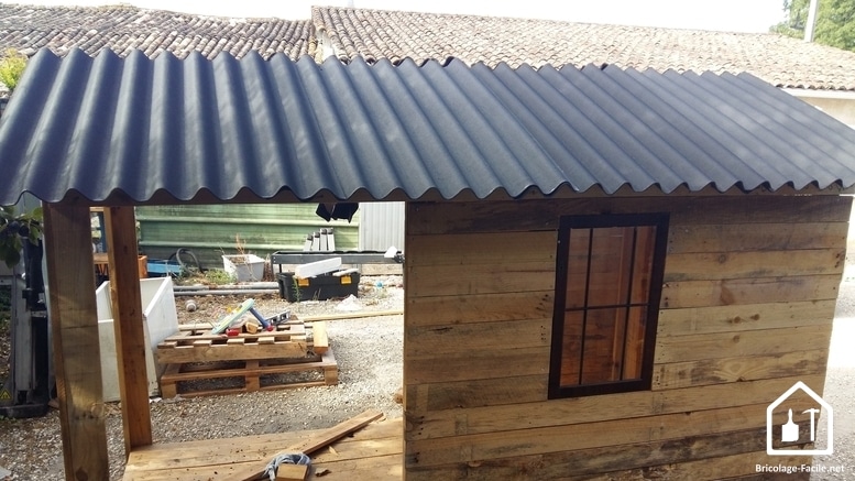  Realice una cabaña de paletas de madera-el techo en la hoja 