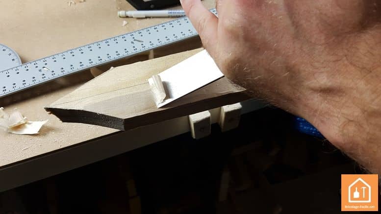 Espada de madera-cortar la madera para darle la forma 