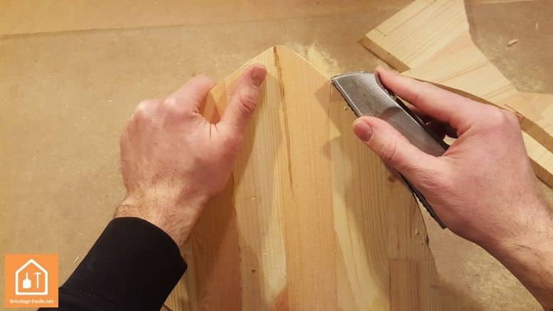  Haga un escudo de madera-trabaje los bordes del escudo con un rallador de madera 